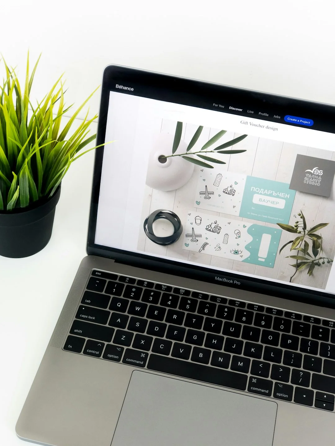 UX Work: Mains d’une femme dessinant un wireframe