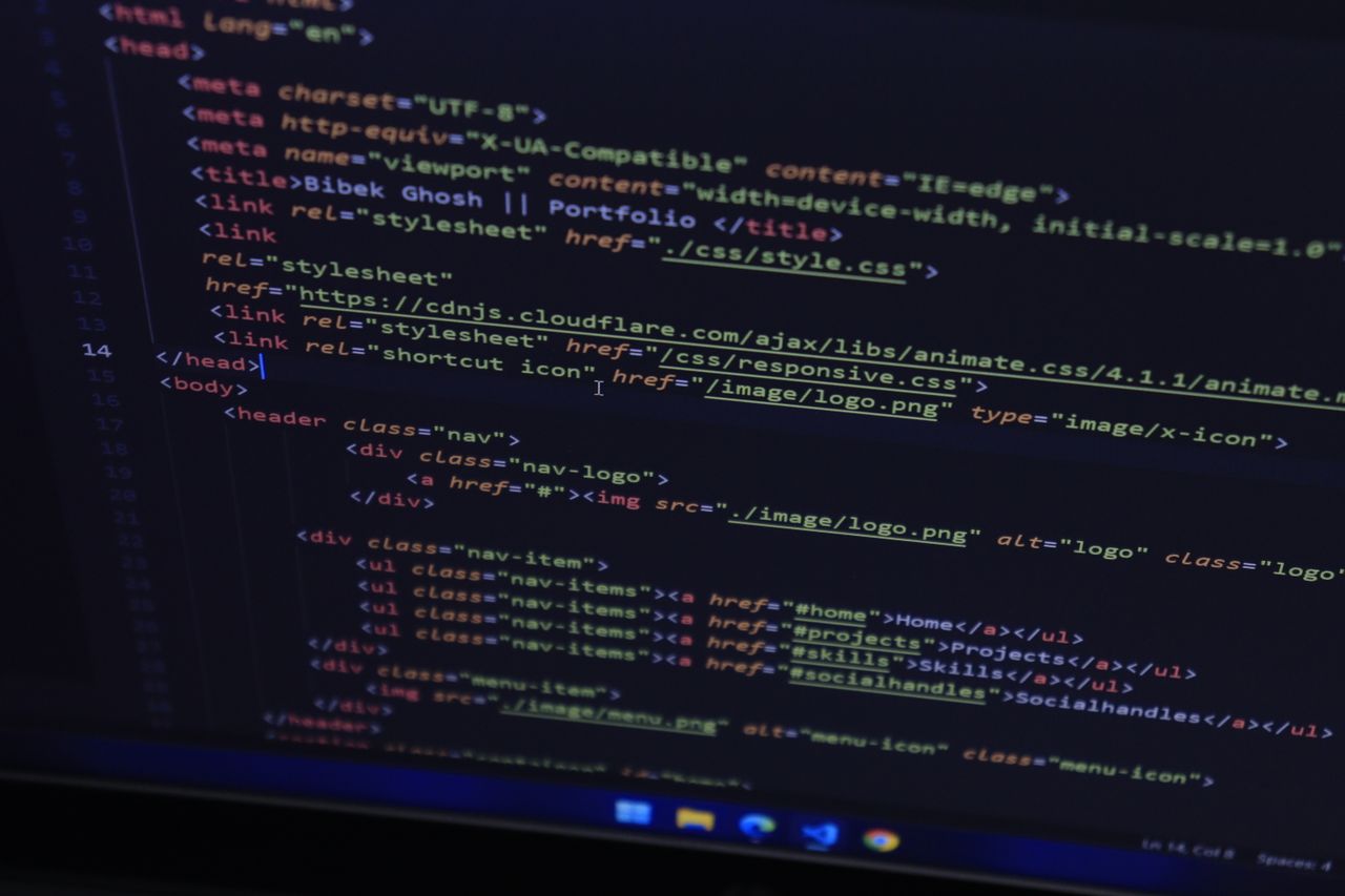 Vue rapprochée en haute résolution d’un code HTML affiché à l’écran d’un ordinateur, idéale pour des thèmes liés à la technologie.